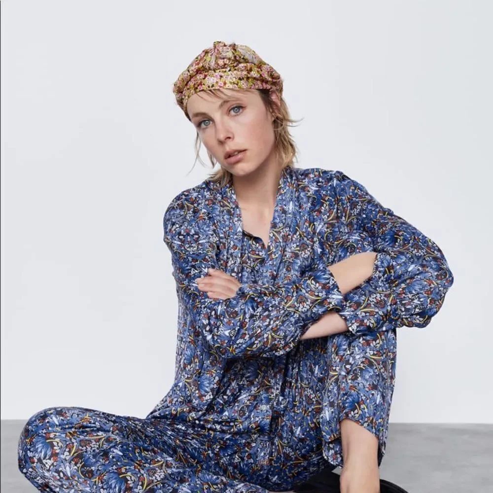 NWT! ZARA bloggers favorite blue floral straight leg satin trousers pants M